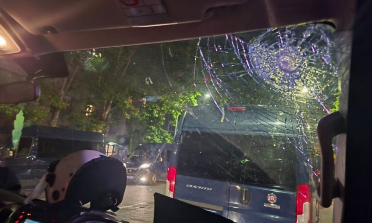 POVREĐEN POLICAJAC! Pripadnici MUP napadnuti na raskrsnici Bulevara i Ruzveltove, scene su jezive (VIDEO)
