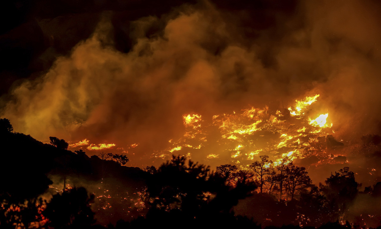 POŽAR NA KRITU GUTA SVE PRED SOBOM! Vatra besni na tri fonta, evakuisano stotine turista - prizori su stravični (VIDEO)