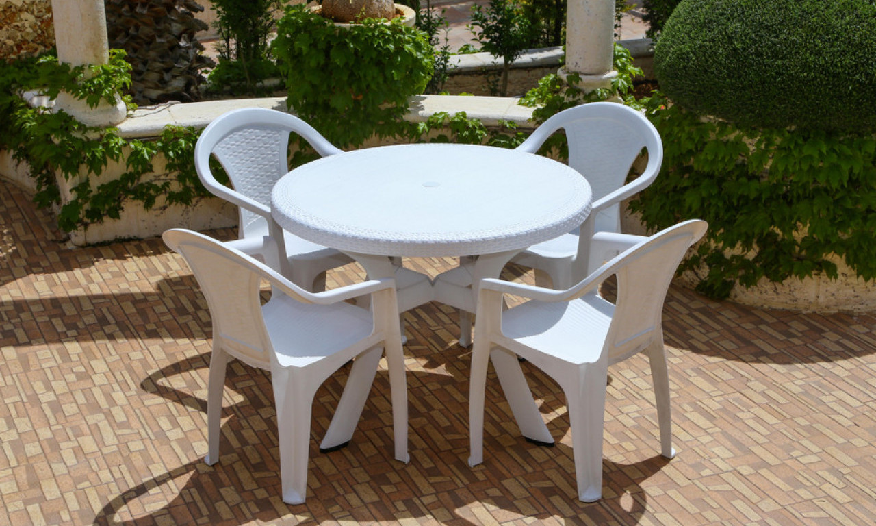 IMA DA BLISTAJU Evo kako da operete plastične stolice da se cakle