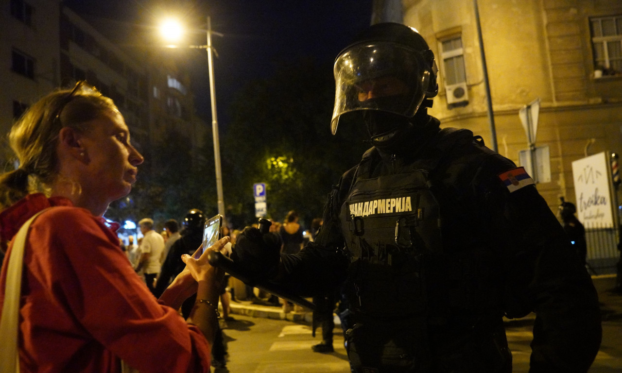 POLICAJCI POMOGLI DEVOJCI NA BLOKADI U NOVOM SADU Pogledajte šta se desilo!