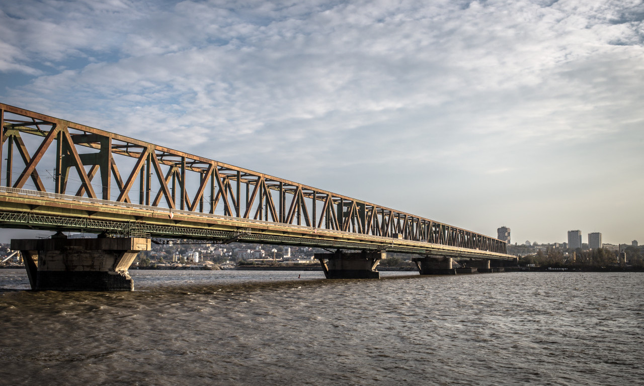 DEVOJKA SKOČILA SA PANČEVAČKOG MOSTA Užas u Beogradu!