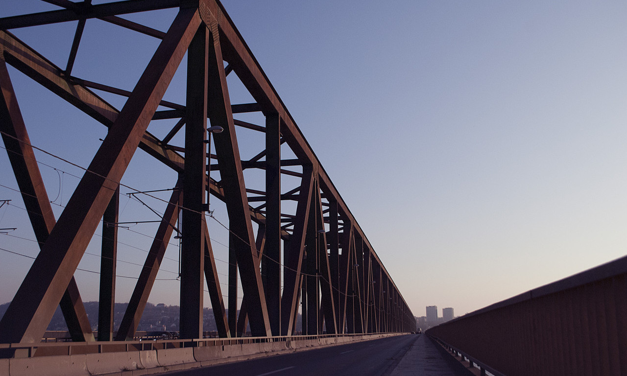 TINEJDŽERA UDARILA STRUJA KOD PANČEVAČKOG MOSTA Penjao se sa vršnjacima na vagone, hitno prevezen u bolnicu