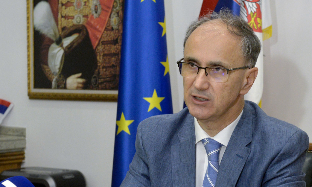 PREMIJER MACUT SA REKTOROM I DEKANIMA UNIVERZITETA U KRAGUJEVCU Bilo reči i o ovoj grupi studenata...