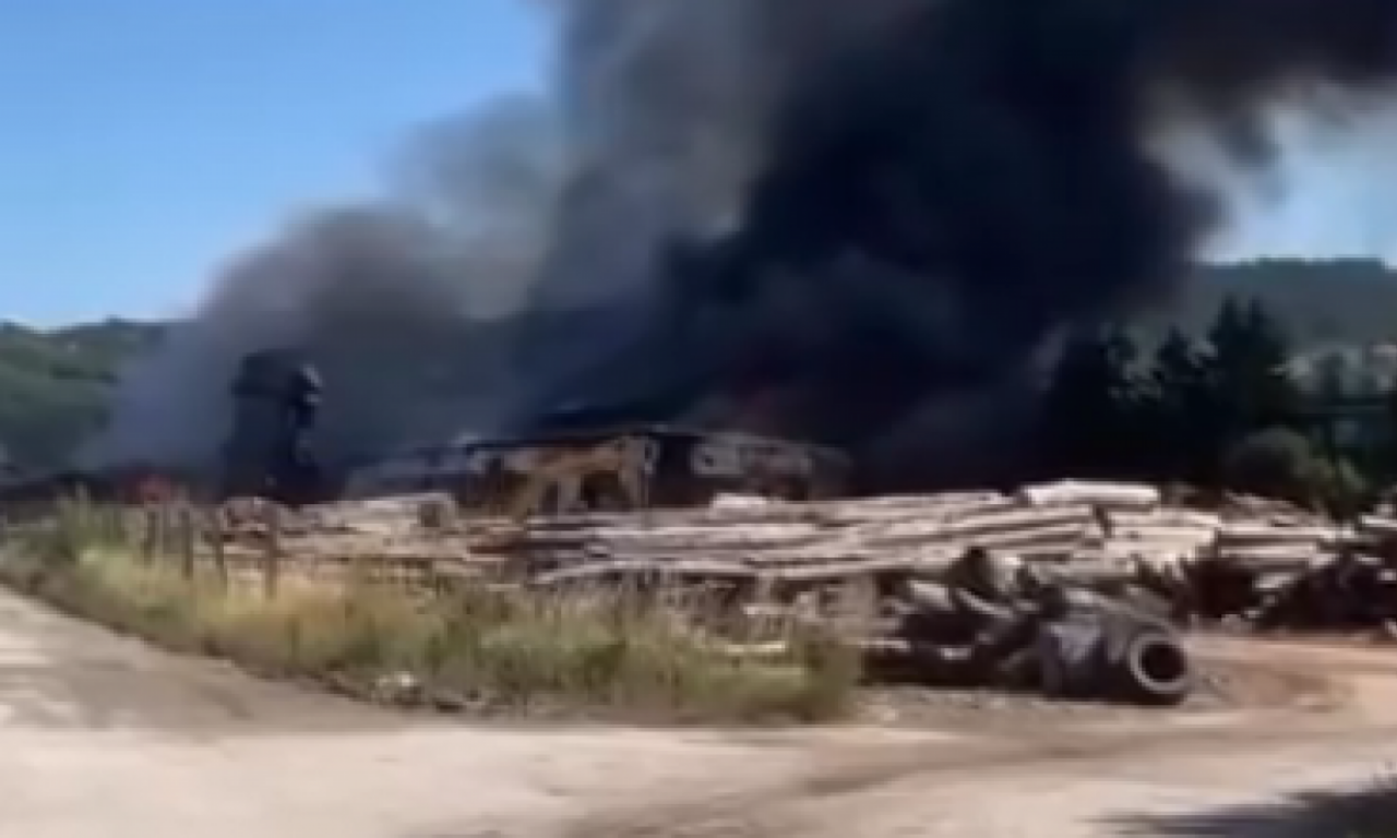 GORI FABRIKA ZA PRERADU DRVETA KOD ČAJETINE: Nadvio se gust dim, vatrena stihija se širi! (VIDEO)