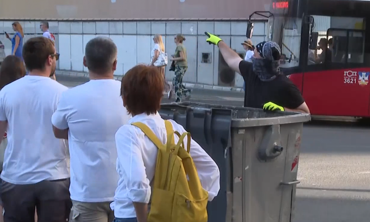 EVO ŠTA SE DEŠAVA SA GRADSKIM PREVOZOM U BEOGRADU Trole i tramvaji stali, blokaderi paralisali saobraćaj