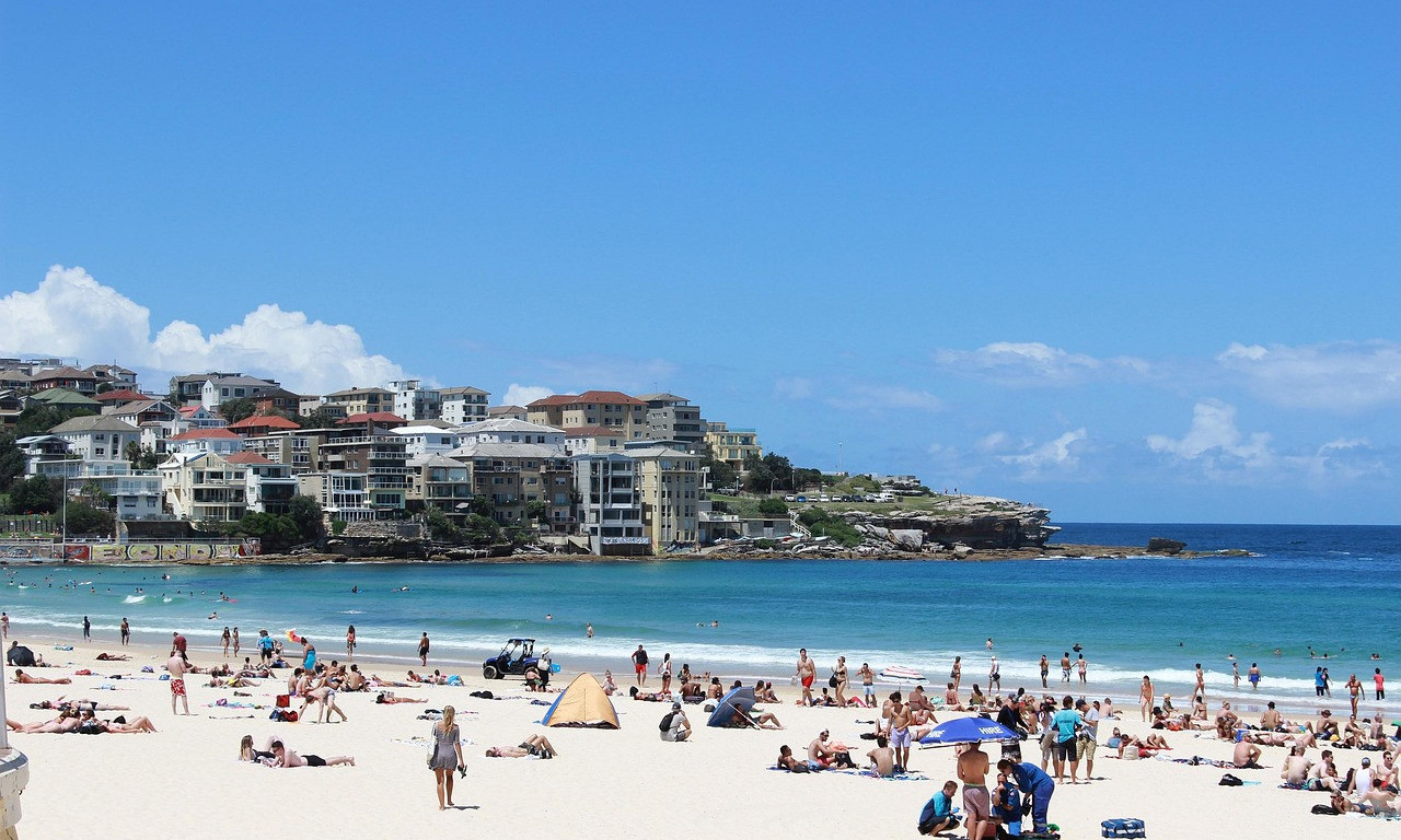 OMILJENA PLAŽA ZATVORENA ZBOG OPASNOSTI: Turisti se kupaju uprkos odronima: "Ako čuješ tutanj, skači u more!"