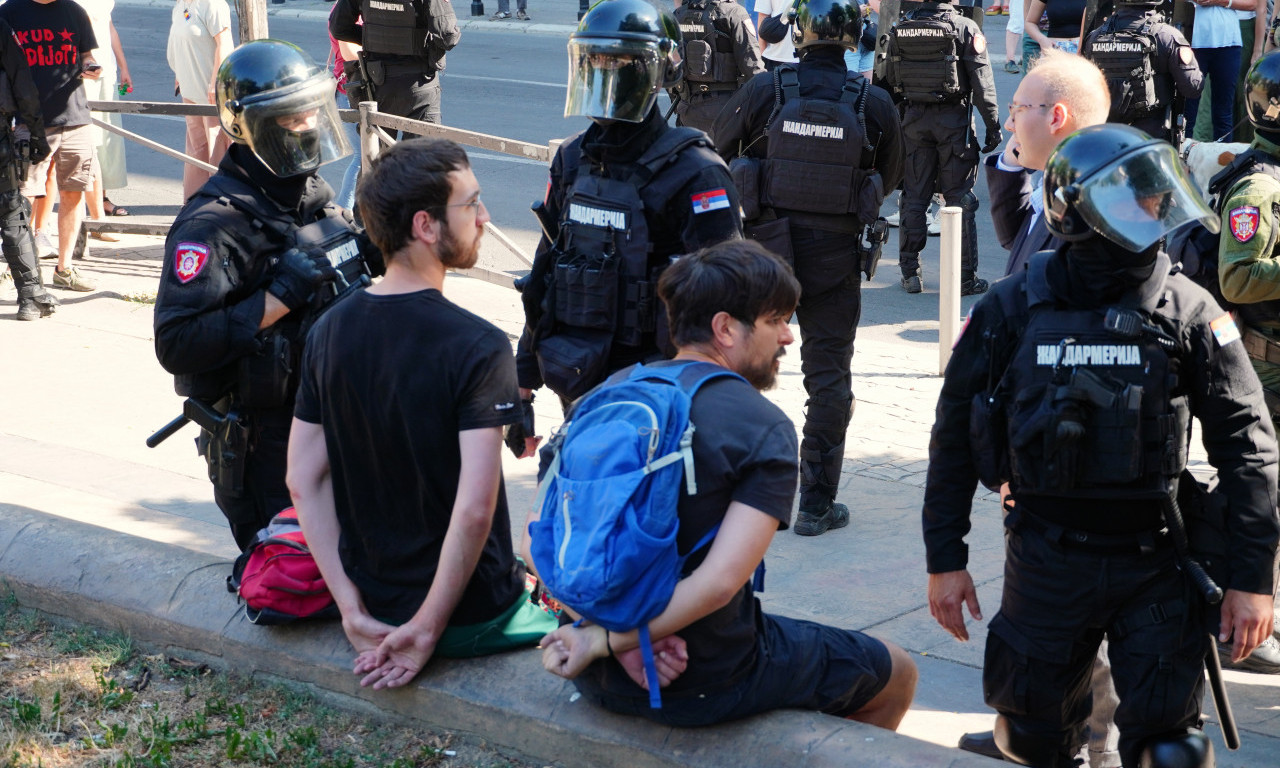OKO 350 GRAĐANA PROBILO KORDON POLICIJE, A ONDA JE REAGOVALA ŽANDARMERIJA Svi koji blokiraju će biti procesuirani!