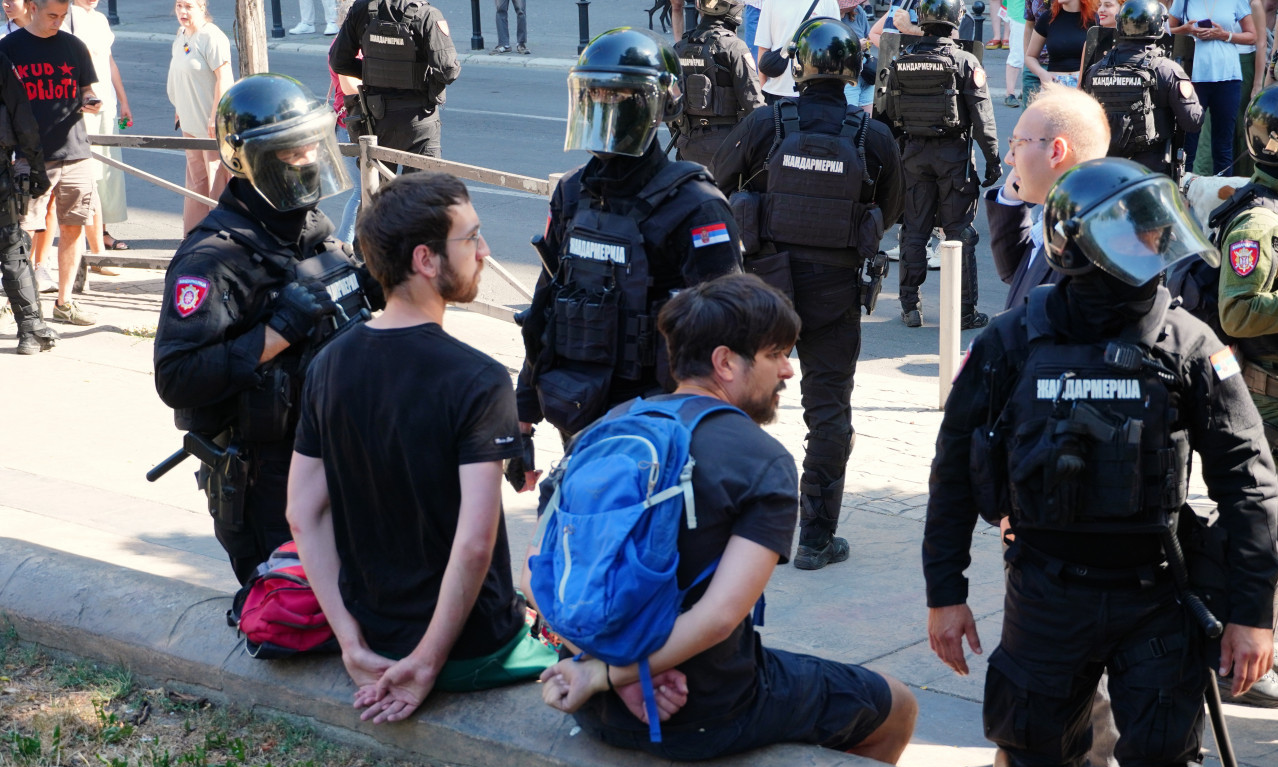 OKO 350 GRAĐANA PROBILO KORDON POLICIJE, A ONDA JE REAGOVALA ŽANDARMERIJA Svi koji blokiraju će biti procesuirani!