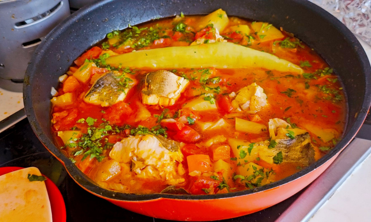 ZABORAVITE MESO! OVAJ RIBLJI PAPRIKAŠ JE ČISTA REVOLUCIJA UKUSA!