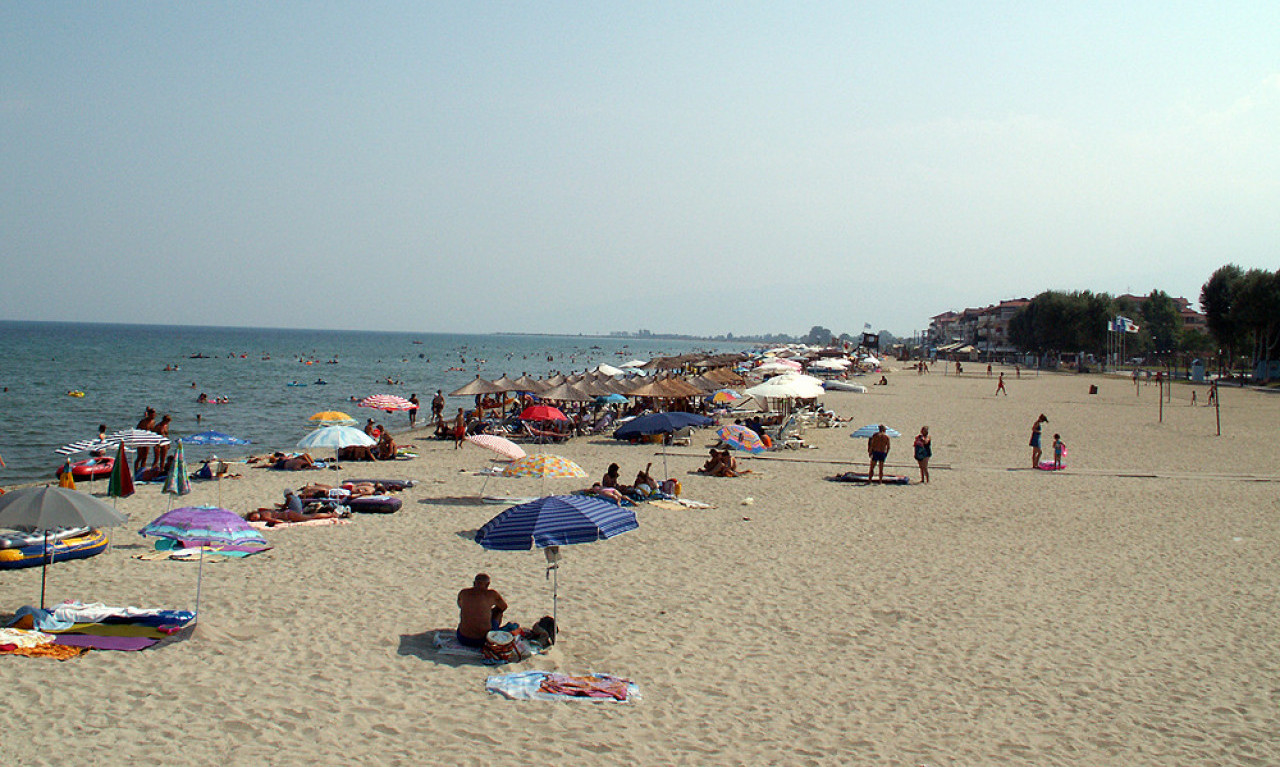 SRPSKI TURISTI U GRČKOJ FRUSTRIRANI Žale se na hladnu vodu u moru! Drastična je razlika od spoljne temperature (FOTO)