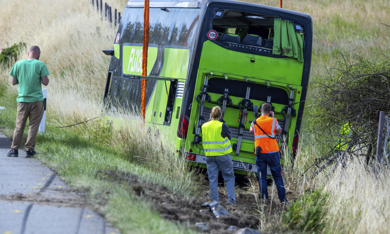 AUTOBUS SE PREVRNUO U NEMAČKOJ! Više od 20 povređenih, vatrogasci i spasilački helikopter na licu mesta (FOTO)