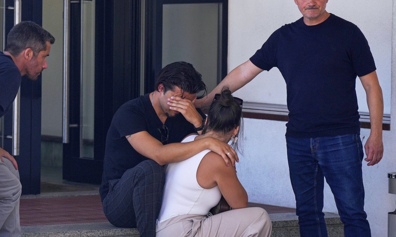 SUZE I JECAJI ISPRED KAPELE U PORTUGALU: Majka i otac Dioga Žote slomljeni od bola, sahranjuju sinove (FOTO)