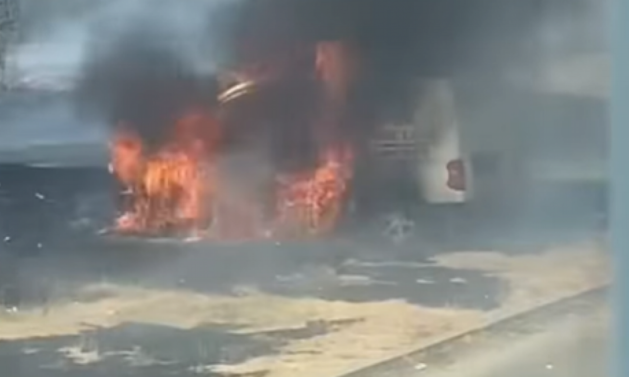 IZGOREO AUTOMOBIL U SMEDEREVU Zapalila se trava, a onda je vatra progutala vozilo! (VIDEO)