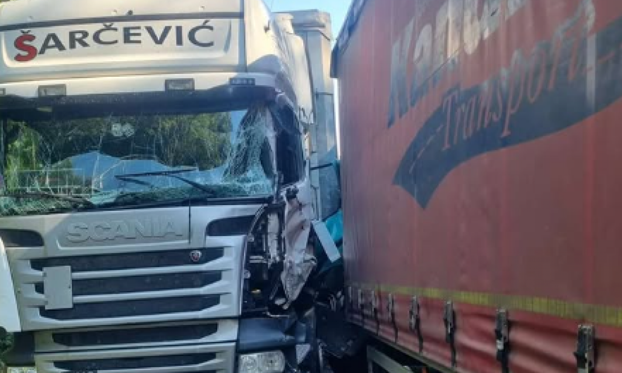 HAOS NA IRIŠKOM VENCU Sudarili se kamioni, delovi vozila svuda po kolovozu (FOTO)