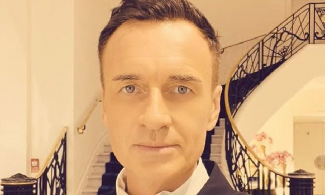 POSLEDNJE POJAVLJIVANJE DŽULIJANA MEKMENA Pre 4 meseca na crveni tepih došao mršav i ispijen, ali na licu osmeh (VIDEO)