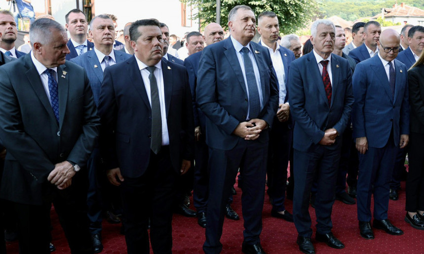 DODIK UPUTIO PODRŠKU PREDSEDNIKU VUČIĆU: "Da Srbiju vrati na put razvoja i jačanja"