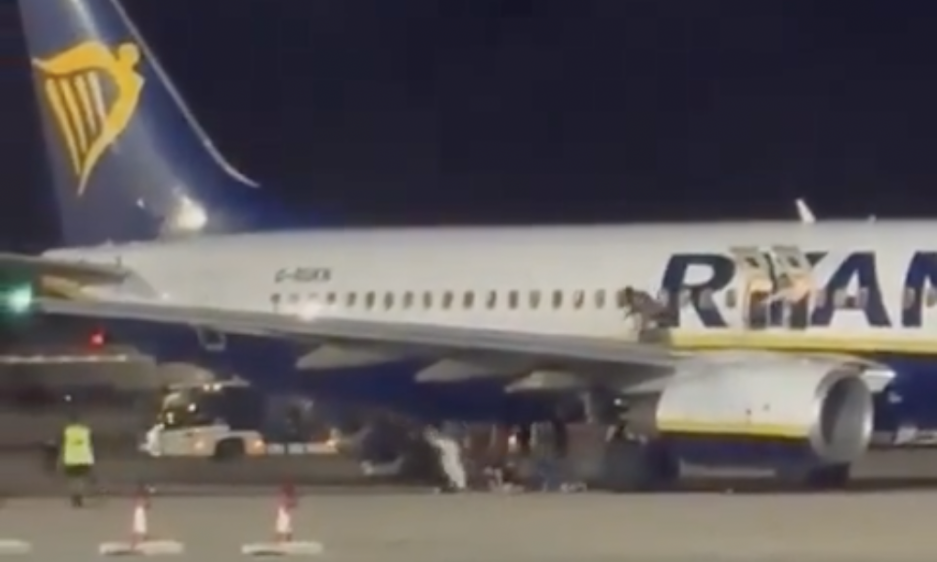 POŽAR U AVIONU "RAJANERA" Putnici iskakali preko krila! Veliki broj povređenih u poznatom letovalištu (VIDEO)