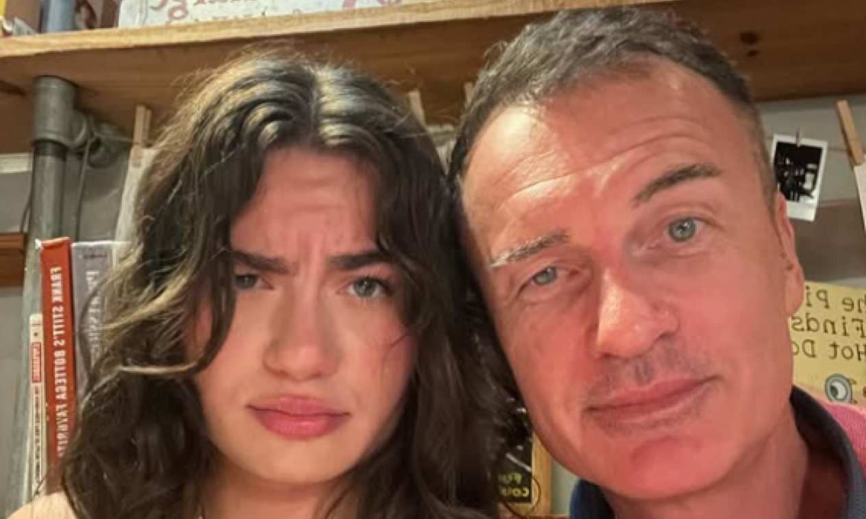 SA GLUMICOM IZ SERIJE "ČUVARI PLAŽE" IMAO JE JEDINU ĆERKU: Zbog javne prepiske Medison i Džulijana Mekmena svi plaču