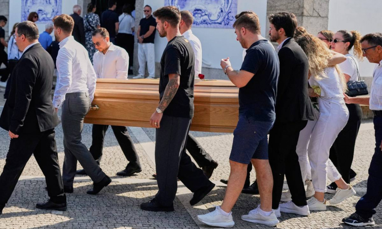 RUTE KARDOZO SLOMLJENA NA SAHRANI DIOGA ŽOTE: Bela odeća umesto crnine - svi se pitaju zašto (FOTO)