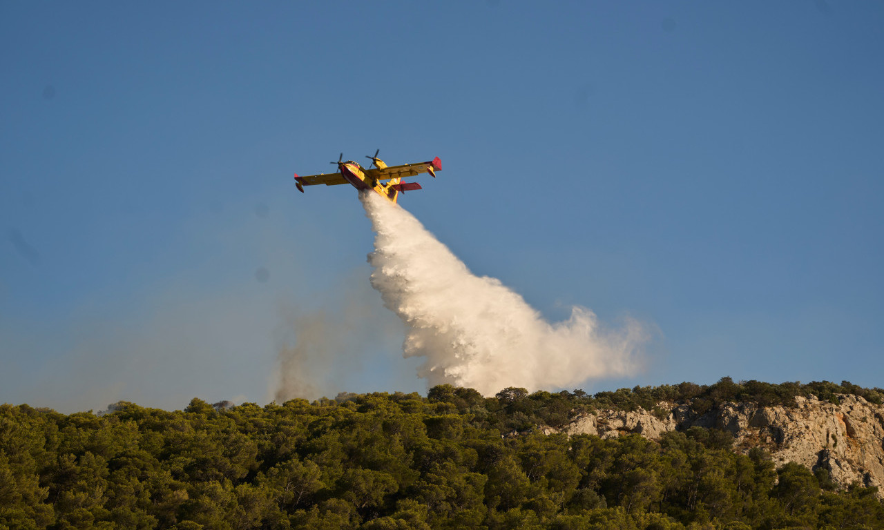 OGROMAN POŽAR U GRČKOJ: Evakuisano stanovništvo, 180 vatrogasaca se bori protiv stihije, podignuto 15 aviona