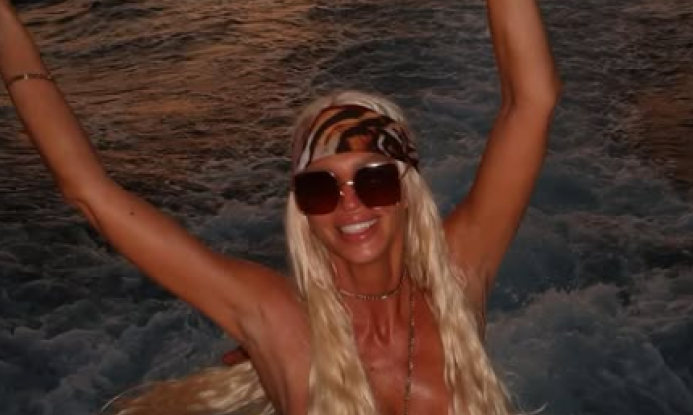 JELENA KARLEUŠA UŽIVA NA LUKSUZNOJ JAHTI OD 900.000 EVRA: Provokativne fotke iz Crne Gore zapalile mreže! (FOTO)