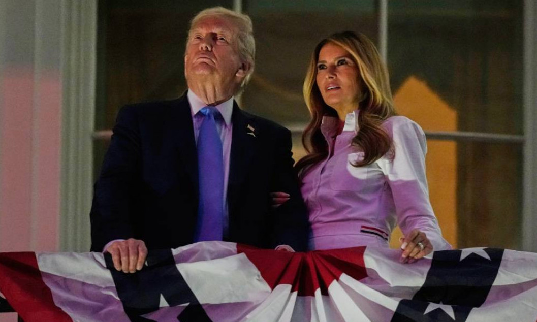 POLJUBAC O KOJEM BRUJI AMERIKA: Tramp zgrabio Melaniju na balkonu Bele kuće - Snimak pregledalo preko 10 miliona ljudi!