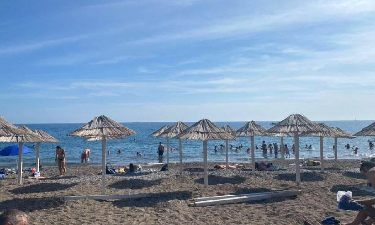 HAOS U CRNOJ GORI: Jaka struja odvukla Bosanke daleko od obale, Česi ostali blokirani na plaži!