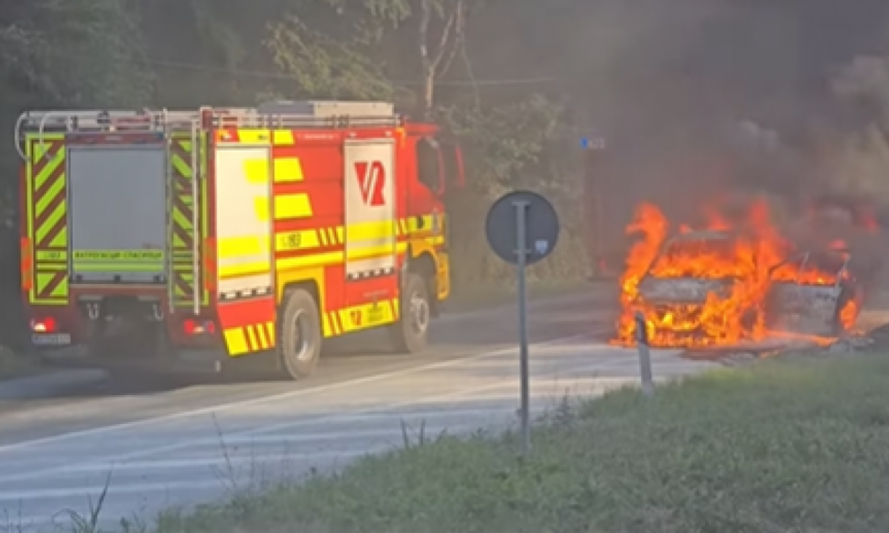VATRA PROGUTALA AUTOMOBIL NA IRIŠKOM VENCU: Jezive scene, vatrogasci hitno reagovali (VIDEO)