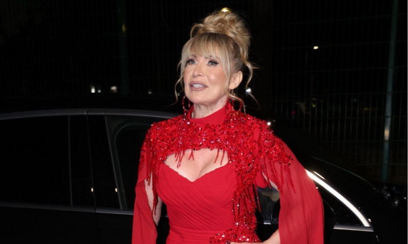 "POMOLILA SAM SE NA SALETOVOM GROBU" Suzana Jovanović skinula crninu i obukla crvenu haljinu na finalu "Zvezda Granda"