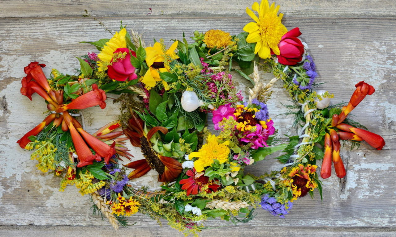 SUTRA JE NAJMOĆNIJA NOĆ! Ivanjdan se poštuje zbog ovih običaja - naučite kako se pravi venčić