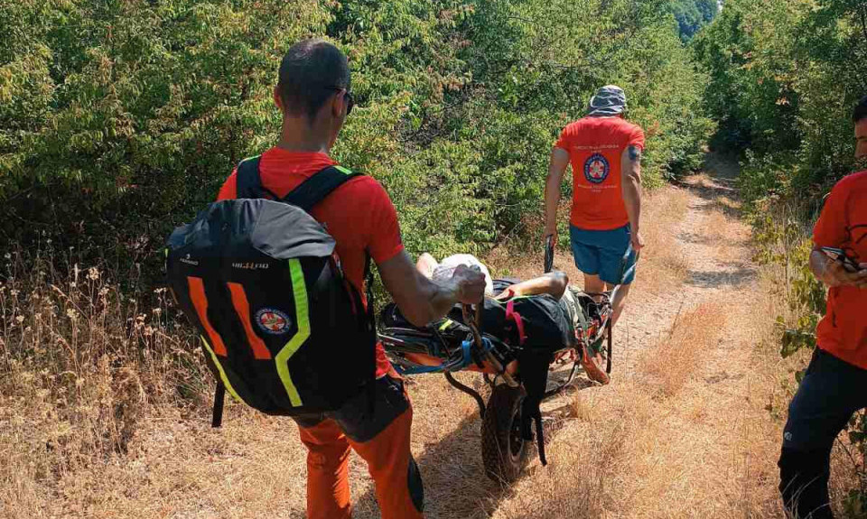 POVREĐENA ŽENA TOKOM HAJKINGA U SRBIJI Pogledajte akciju spasavanja, izvukli je na nosilima (FOTO)