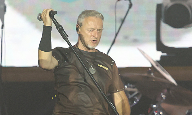 SRAMOTNE SCENE PRED TOMPOSNOV KONCERT: Državna sekretarka zgrožena ovacijama za ustaške simbole – traži hitnu reakciju