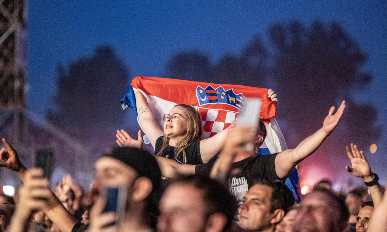 BEČ TRAŽI SNIMKE SA KONCERTA TOMPSONA: Ko je uzvikivao "Za dom spremni" preti mu zabrana ulaska u Austriju