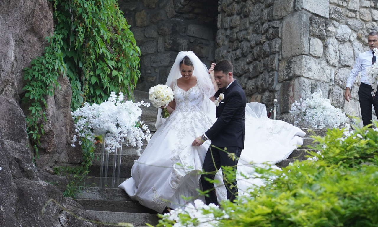 VENČANICA JOJ STIGLA IZ DUBAIJA Marija Mikić dva puta odlagala svadbu, a evo kako su izgledali mladenci (FOTO)