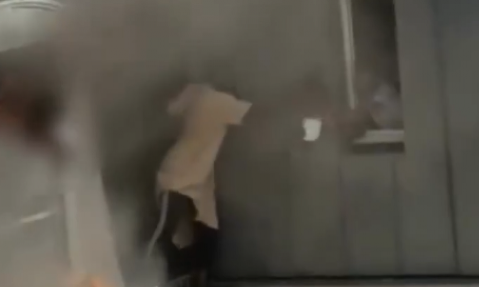 POGLEDAJTE KAKO HEROJ USPEVA DA SPASI ŠESTOLANU PORODICU OD SMRTI Požar se širi, dimi na sve strane, a on...(VIDEO)