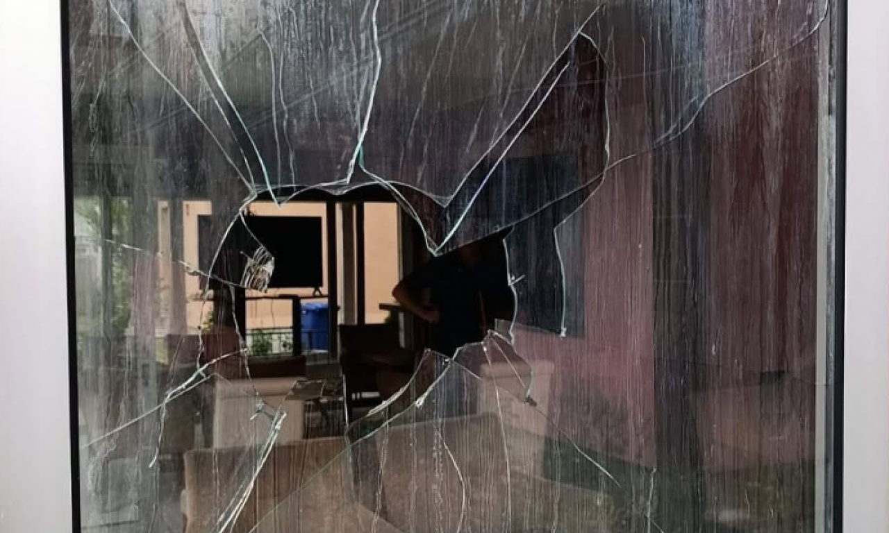 BLOKADERI UNIŠTILI PROSTORIJE SNS U BAJINOJ BAŠTI: Građani su jako zabrinuti zbog vandalizma (FOTO)