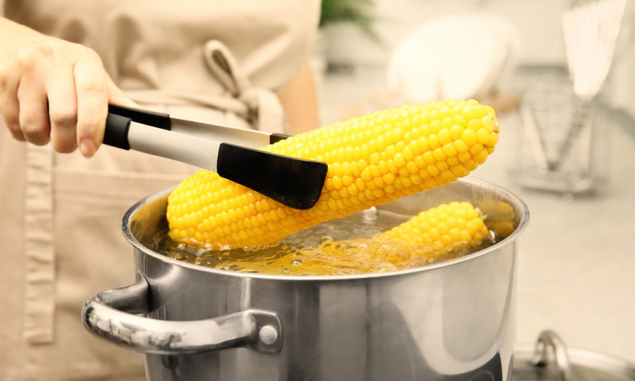 KUVANI KUKURUZ ZA 10 MINUTA! Dodajte samo 1 sastojak i svako zrno biće mekano kao puter