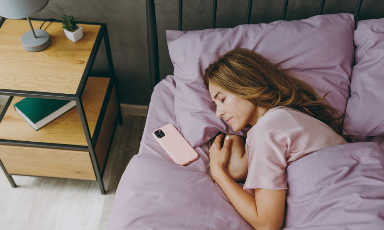APPLE UPOZORIO KORISNIKE! Ne punite telefon ispod jastuka - evo kakve su posledice