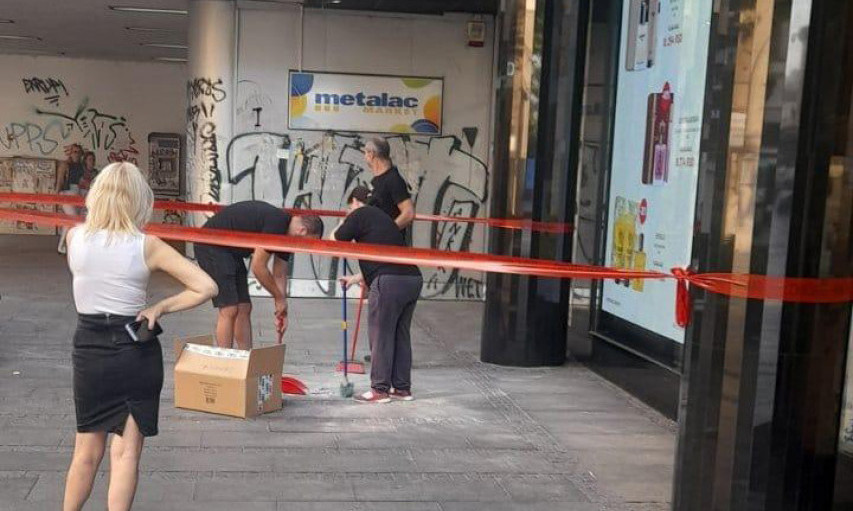 GRAĐANI, PAZITE KADA PROLAZITE OVUDA! Uklonjena plafonska obloga u Knez Mihailovoj - evo šta se desilo (FOTO)