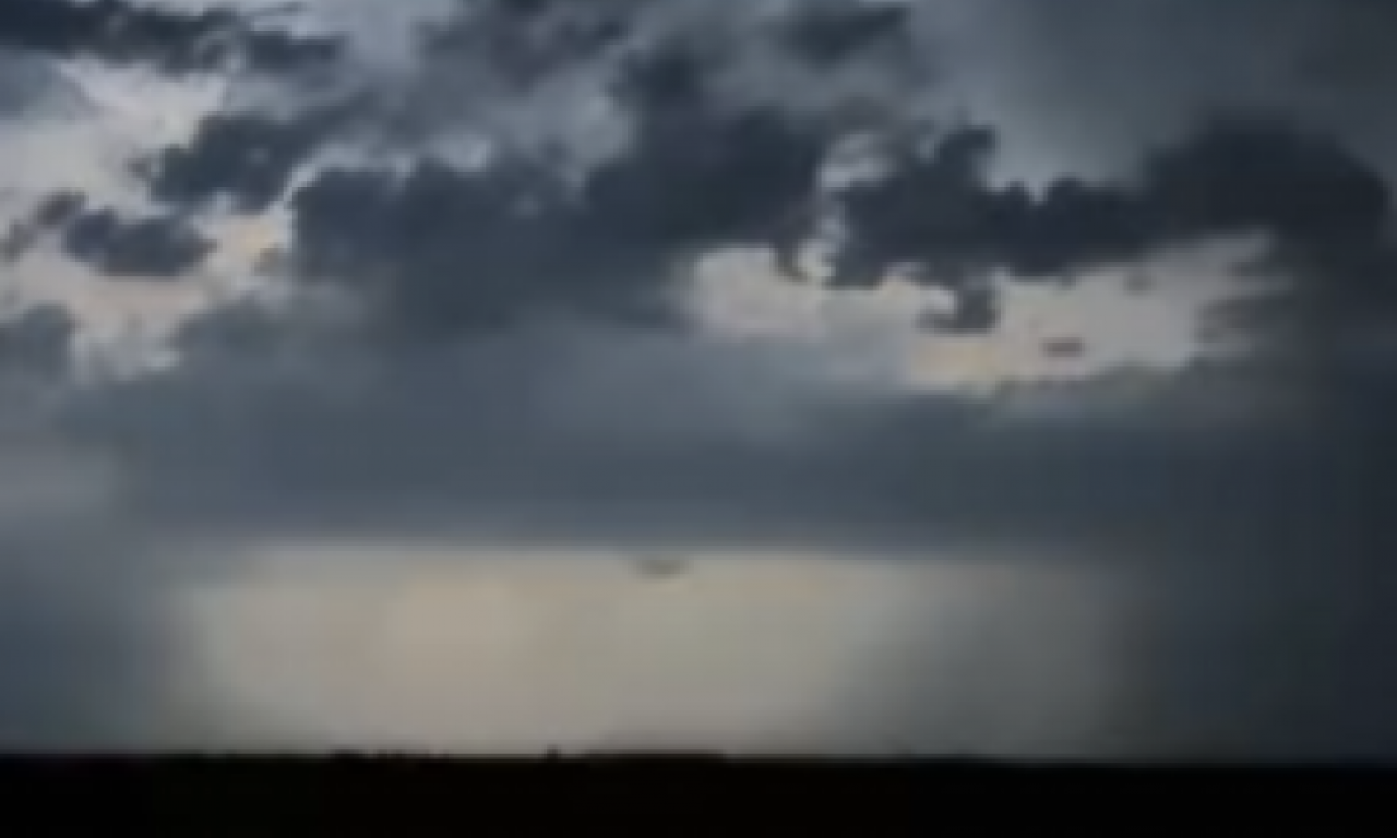 OBRUŠIO SE KROV U OSNOVNOJ ŠKOLI U ŠIDU: Jako nevreme i oluja protutnjali severom Srbije! (FOTO)