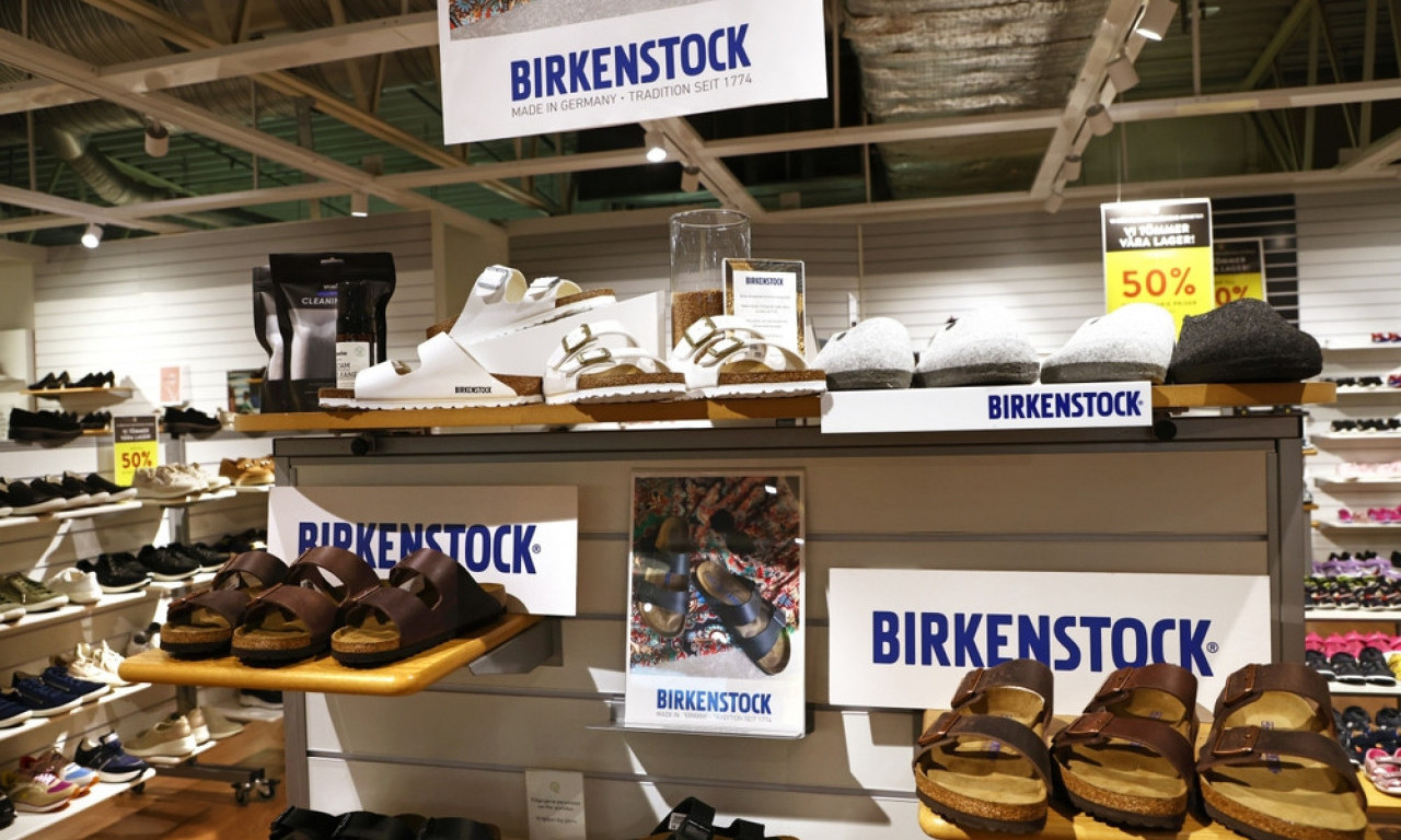 NAJUDOBNIJE PAPUČE LETA Zašto su baš ovi modeli postali najtraženiji u Srbiji? (CENE)