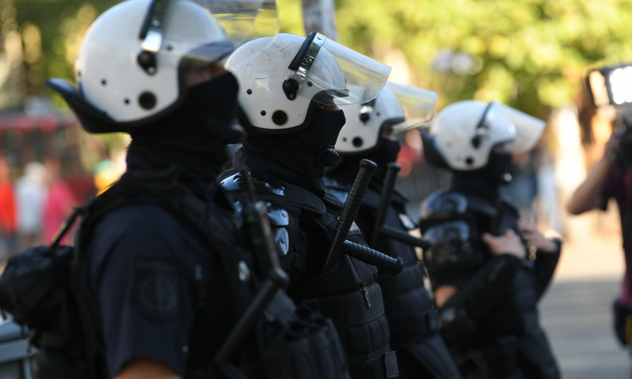 UHAPŠEN "KRISTAL MET DEJMON"! Zbog napada na policiju priveden tviteraš Marko M.