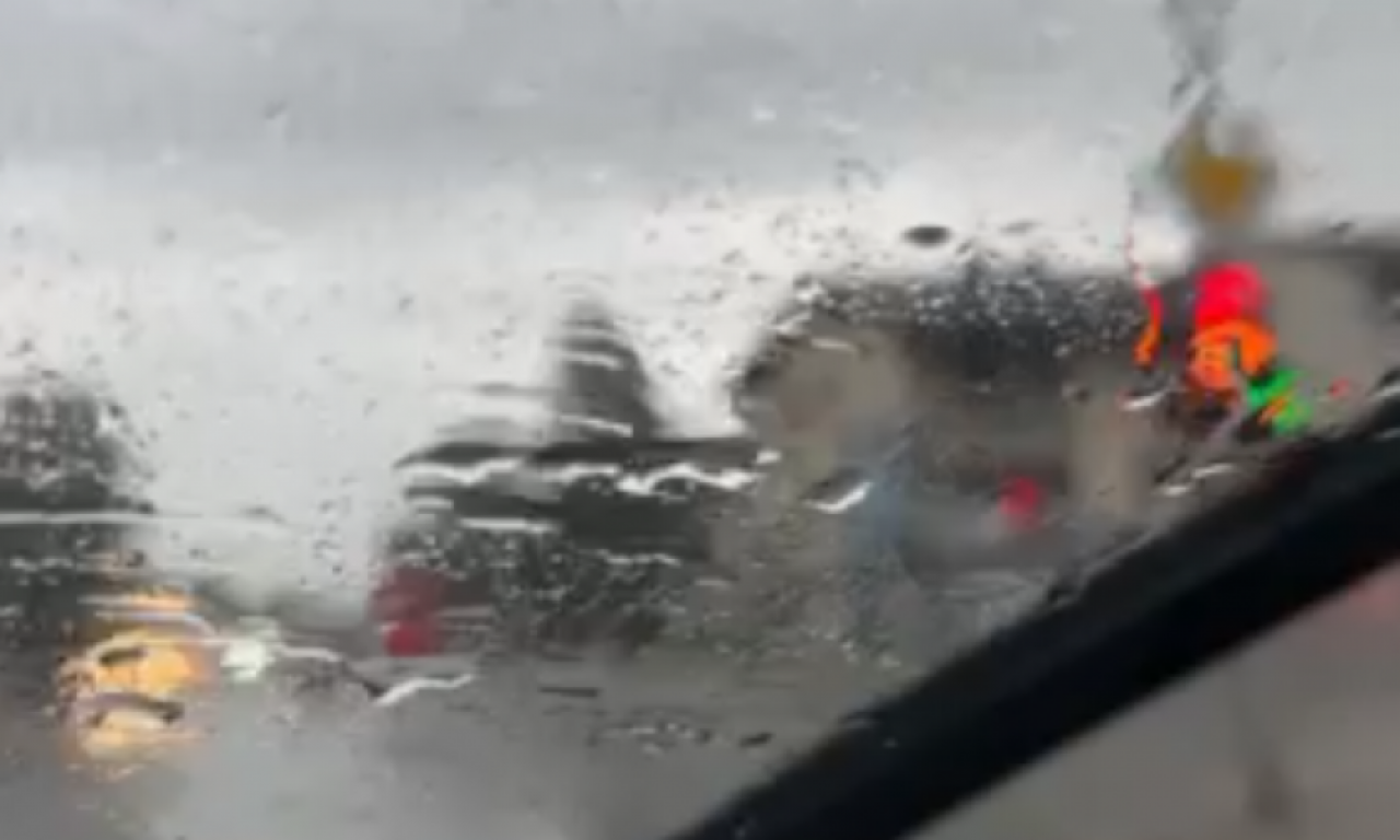 NEOSVETLJENI TRAKTOR IZAZVAO NESREĆU KOD JAGODINE Automobili završili van kolovoza, policija na terenu (VIDEO)