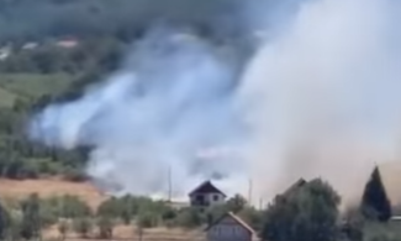 VATRA UNIŠTAVA JUG SRBIJE Selo Dubovo bez vode, meštani i spasioci bore se sa stihijom!