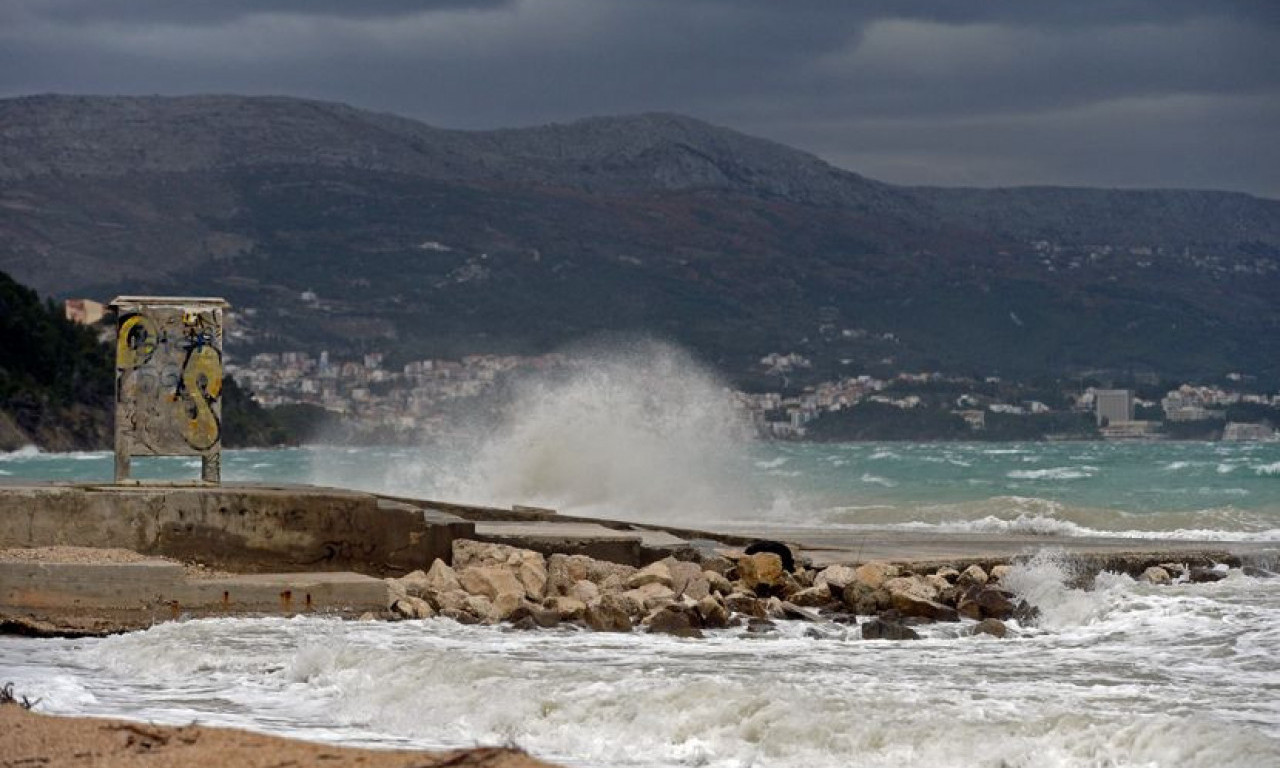 VETAR ČUPA STABLA, GRADOM ODJEKUJU SIRENE! Nezapamćena oluja pogodila Split - prizori su stravični (FOTO)