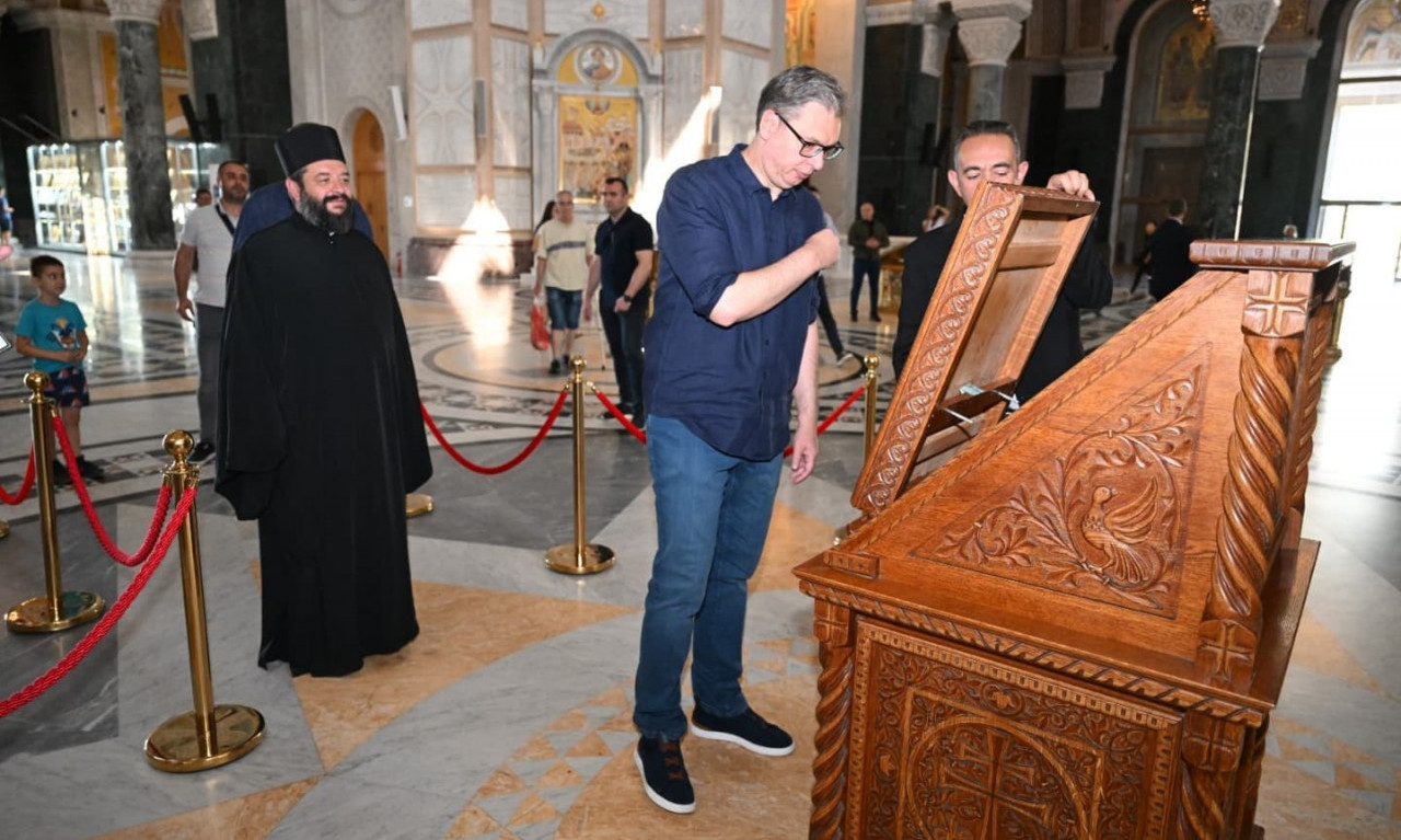 VUČIĆ CELIVAO IKONU I ZAPALIO SVEĆE U HRAMU SVETOG SAVE Predsednik sa patrijarhom Porfirijem i Nikolajem Muhinom (FOTO)