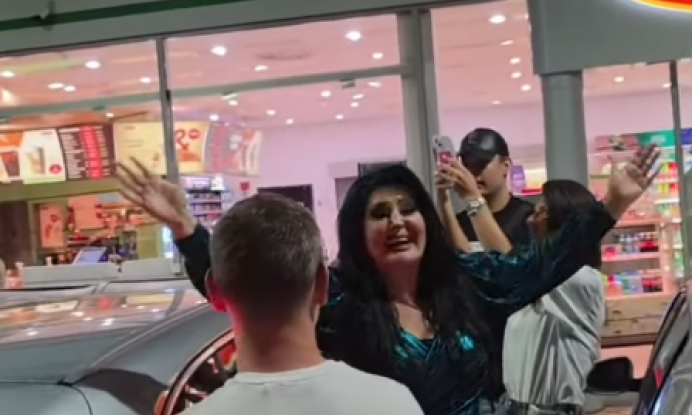 DRAGANA MIRKOVIĆ ZAPEVALA NA PUMPI POSLE KONCERTA: Publika je sačekala sa trubačima, svi u neverici (VIDEO)