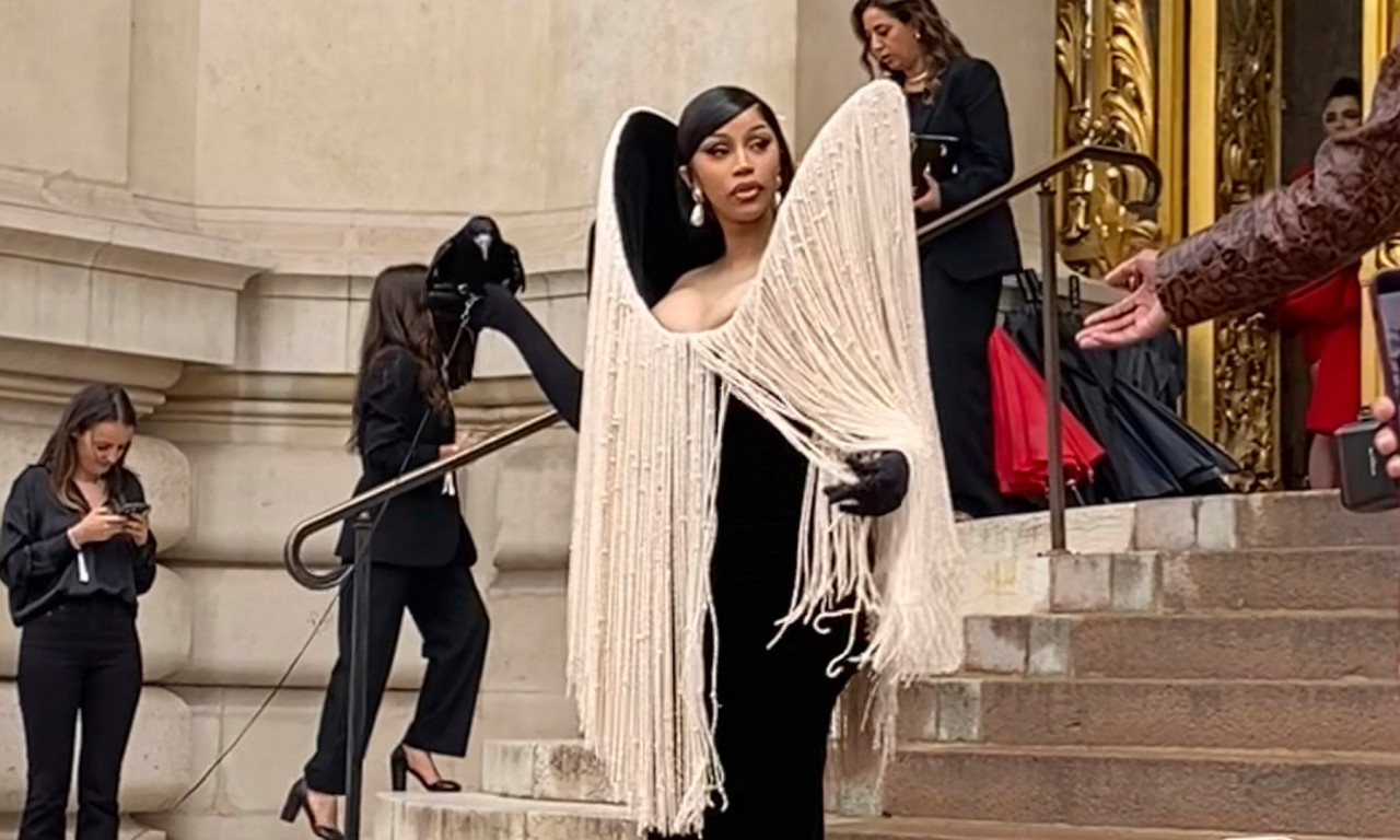 KARDI B KAO BOGINJA HAOSA SA PTICOM Jednim izlaskom obrisala sve sa mape Fashion Week-a!