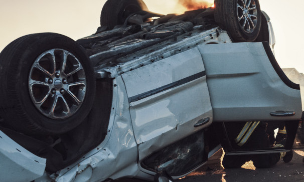 PREVRNUO SE AUTOMOBIL Vozač pokušao da izbegne sudar, pa udario u bankinu (FOTO)