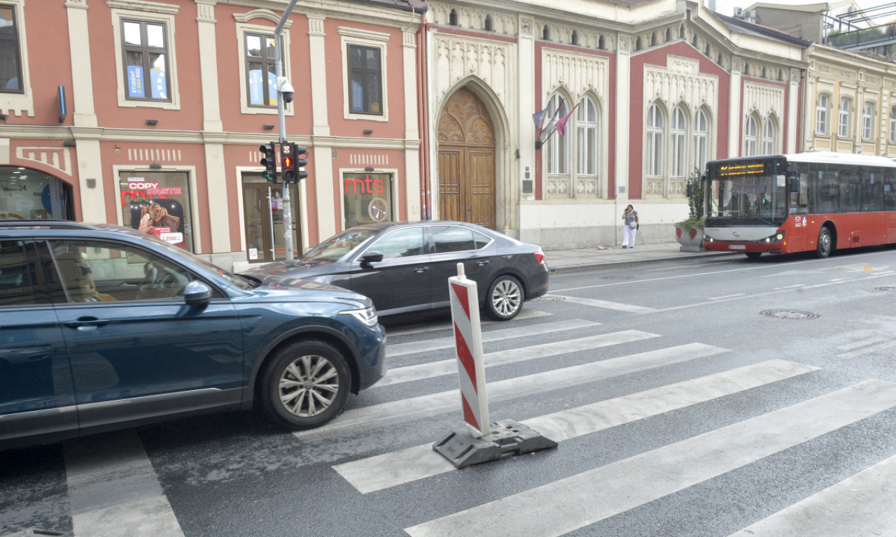 NEMA VIŠE BLOKADA U ZEMUNU Uklonjene barikade iz Glavne ulice, evo kako sad funkcioniše saobraćaj (FOTO)